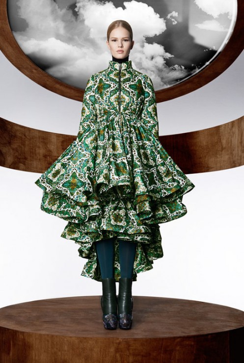 la_collection_moncler_m_par_mary_katrantzou__disponible____partir_du_mois_d_ao__t_dans_les_boutique_moncler____travers_le_monde_496876893_north_545x.1
